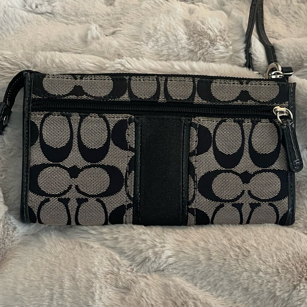 COACH Wallet with wrist strap, zipper closure, Authentic Coach Wallet - Picture 3 of 15